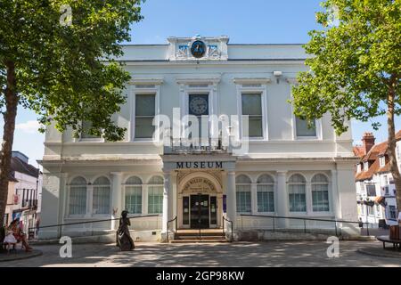 Angleterre, Hampshire, Basingstoke, le musée Willis et la place du marché Banque D'Images