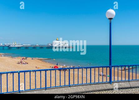 Vue sur Eastbourne Pier depuis la promenade du front de mer, Eastbourne, East Sussex, Angleterre, Royaume-Uni,Europe Banque D'Images