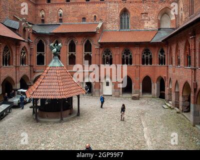 Malbork, Pologne - 8 septembre 2020 : cour du château de Malbork, anciennement château de Marienburg, siège du Grand Maître de l'ordre teutonique Banque D'Images