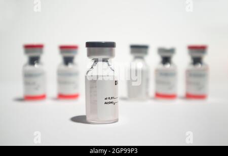 Ampoules de vaccin ou flacons en verre. Mise au point sélective. Isolé sur blanc Banque D'Images