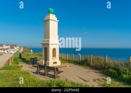 Vue sur le dernier point du méridien principal au Royaume-Uni, Promenade à Peacehaven, East Sussex, Angleterre, Royaume-Uni,Europe Banque D'Images