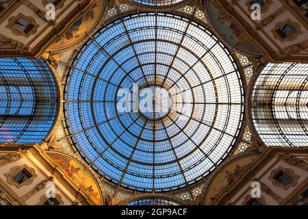 MILAN, ITALIE - VERS AOÛT 2020 : l'architecture à la galerie de mode de Milan, Italie. Détails architecturaux sur le toit en dôme. Banque D'Images