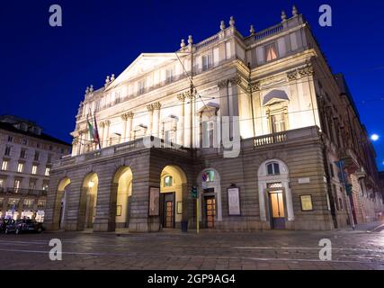 MILAN, ITALIE - VERS AOÛT 2020: Théâtre la Scala de nuit. L'un des bâtiments italiens les plus célèbres fabriqués en 1778. Banque D'Images