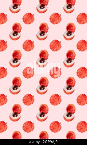 Motif de fruits. Couleur de la texture fraîche des fruits Lychee sur fond rose clair. De la vue de dessus. Collage de photographies. Motif de fruits d'été minimal pour Banque D'Images