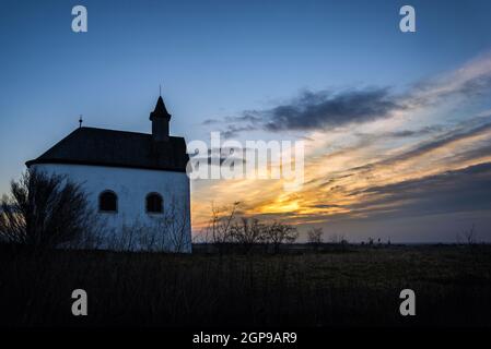 Petite chapelle au lever du soleil à Burgenland près d'oggau Banque D'Images