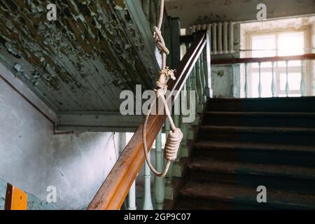 Nœud de corde suspendu dans un bâtiment abandonné et créepy Banque D'Images