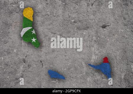 Carte et drapeau des Comores sur le béton abîmé Banque D'Images