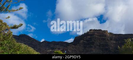 Montagnes sur la côte entre Puerto de Mogan et Porto Rico. Couches de roche volcanique. Banque D'Images