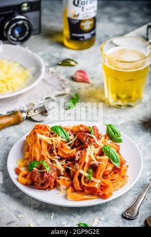 Pâtes avec mini-boulettes de viande, sauce tomate et parmesan Banque D'Images