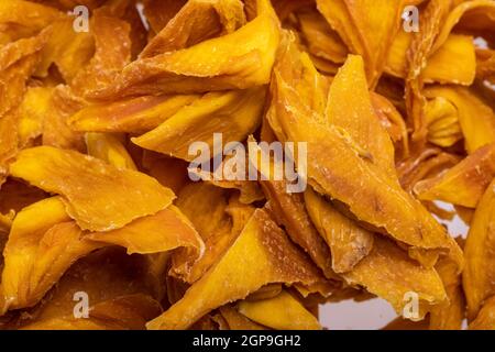 Tranches de mangue séchées. Parfait comme en-cas, ajout à la crème glacée et autres desserts. Banque D'Images