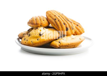 Madeleine au chocolat. Petits gâteaux français traditionnels isolés sur fond blanc. Banque D'Images