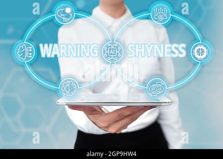 Légende conceptuelle Avertissement timidité. Mot écrit sur le manque de confiance ne pouvant pas parler ou s'exprimer Lady uniforme Standing Tablet main Banque D'Images