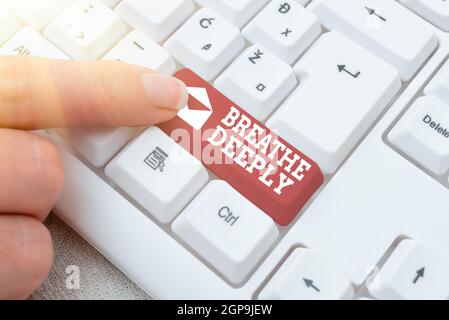 Affiche montrant respirer profondément. Mot pour prendre un grand souffle d'air dans vos poumons pour mettre en pause l'édition de nouveau titre de l'histoire, en tapant Présentation en ligne Banque D'Images