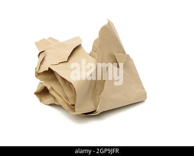 morceau de papier brun froissé isolé sur fond blanc, élément pour concepteur, bords déchirés Banque D'Images