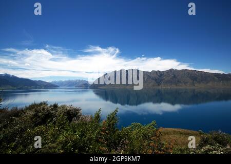 Lac Hayes miroir lac dans les montagnes South Island Nouvelle-Zélande près de Queenstown Banque D'Images