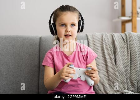 Jeu de gamers enfant addictif regardant un jeu vidéo Banque D'Images