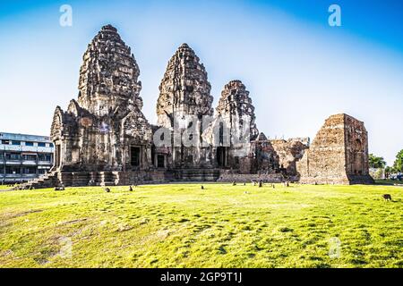 Phra Prang Sam Yod site touristique historique dans la vieille ville . Le singe vit avec des ruines à Lopburi, Thaïlande. Bâtiments religieux construit par l'ancien Banque D'Images