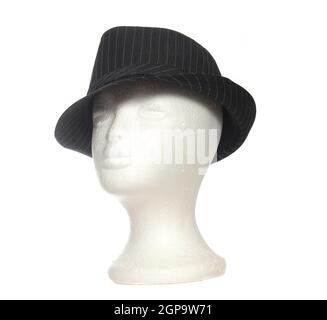 Chapeau Fedora classique sur la tête de mannequin Banque D'Images