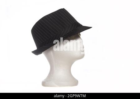 Chapeau Fedora classique sur la tête de mannequin Banque D'Images