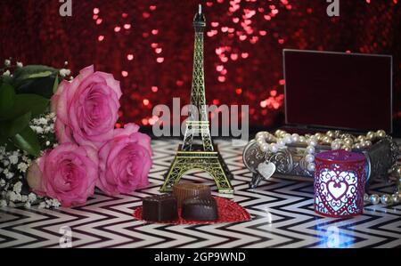 Rose rose avec la réplique de la Tour Eiffel DOF peu profond, Focus sur les bonbons au chocolat Banque D'Images