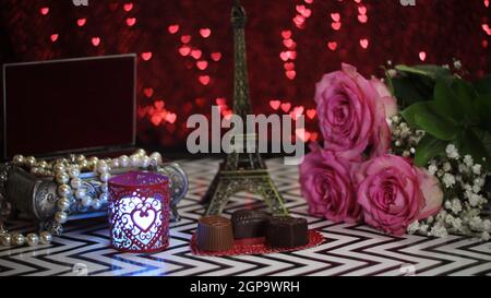 Rose rose avec la réplique de la Tour Eiffel DOF peu profond, Focus sur les bonbons au chocolat Banque D'Images