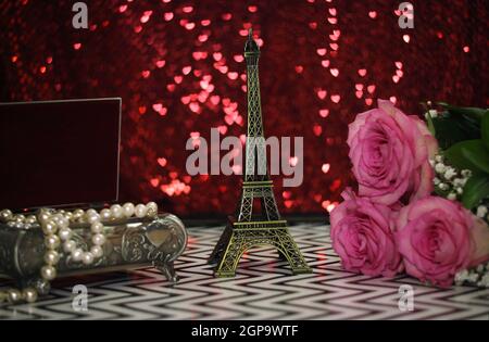 Rose rose avec la réplique de la Tour Eiffel DOF peu profond, Focus sur les bonbons au chocolat Banque D'Images