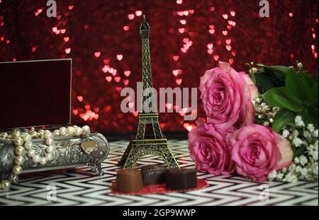 Rose rose avec la réplique de la Tour Eiffel DOF peu profond, Focus sur les bonbons au chocolat Banque D'Images