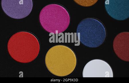 Palette de pigments cosmétiques colorée ombre à l'œil couleurs chaudes et froides Banque D'Images