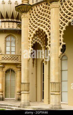 Vue sur les colonnes d'un bâtiment très décoré dans le centre de la ville maritime touristique, tiré de la rue publique, Brighton, East Sussex Banque D'Images