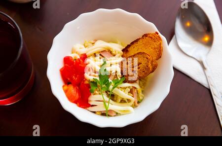 Salade de chou de napa, jambon, œufs et mayonnaise avec toasts Banque D'Images