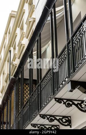 Détail de balustrade de balcon fait en fonte dans le centre de la ville maritime touristique, tiré de la rue publique, Brighton, East Sussex Banque D'Images