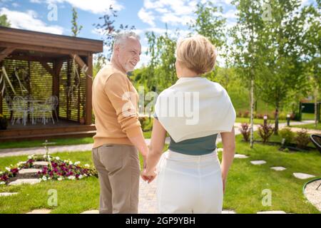 Homme aimant regardant sa femme pendant la marche Banque D'Images