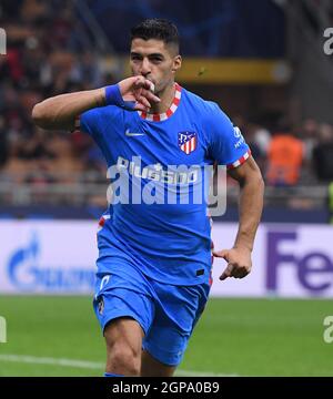 Milan, Italie. 28 septembre 2021. Luis Suarez, de l'Atletico de Madrid, célèbre son but lors du match du groupe B de la Ligue des champions de l'UEFA entre l'AC Milan et l'Atletico de Madrid à Milan, en Italie, le 28 septembre 2021. Crédit: Alberto Lingria/Xinhua/Alay Live News Banque D'Images