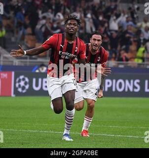 Milan, Italie. 28 septembre 2021. Rafael Leao (L) d'AC Milan célèbre son but lors du match du groupe B de la Ligue des champions de l'UEFA entre AC Milan et l'Atlético de Madrid à Milan, Italie, le 28 septembre 2021. Crédit: Alberto Lingria/Xinhua/Alay Live News Banque D'Images