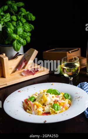 Tagliatelle avec sauce masarpone gorgonzola et jambon. Banque D'Images