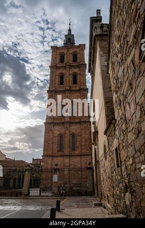 Astorga, Espagne, juillet 2020 - beffroi de la cathédrale Saint Maria dans la ville d'Astorga, Espagne Banque D'Images