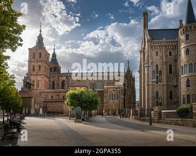 Astorga, Espagne, juillet 2020 - Cathédrale Saint Maria et Palais épiscopal dans la ville d'Astorga, Espagne Banque D'Images