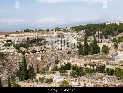 Gravina à Puglia, avec le pont romain à deux niveaux qui s'étend sur le canyon. Apulia, Bari, Italie Banque D'Images