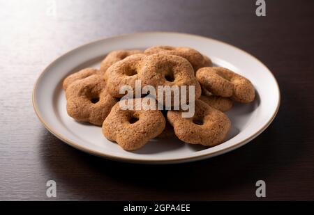 Produits de boulangerie japonais sur fond de bois. Sobaboro . Gros plan Banque D'Images