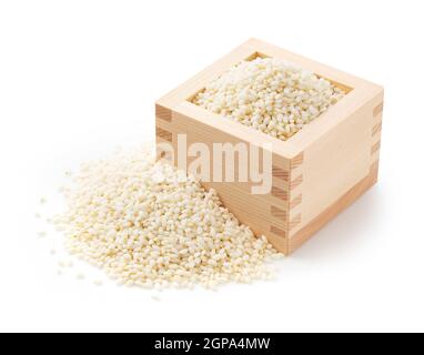 Riz gluant dans un masu (boîte en bois) sur fond blanc Banque D'Images