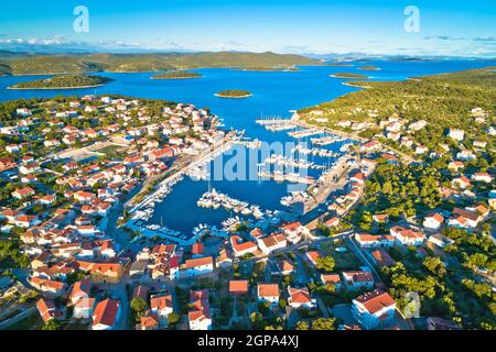 Jezera sur l'île de Murter vue panoramique aérienne, archipel de Dalmatie, Croatie Banque D'Images