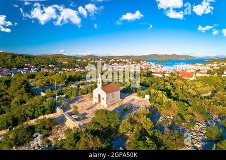 Chapelle sur la colline au-dessus de Jezera, archipel de l'île de Murter, région de Dalmatie en Croatie Banque D'Images