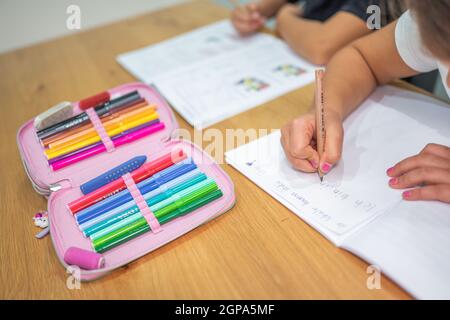 Oldenburg, Allemagne. 28 septembre 2021. ILLUSTRATION - un élève de l'école primaire et une fille de l'école primaire sont assis à une table dans un salon qui fait du travail scolaire. Credit: Mohssen Assanimoghaddam/dpa/Alay Live News Banque D'Images