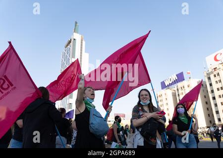 Santiago, Metropolitana, Chili. 28 septembre 2021. Des manifestants participent à un rassemblement à la Journée mondiale d'action pour l'avortement légal et sûr à Santiago, au Chili. Ce matin à Santiago, dans l'ancien Congrès national, la Chambre des députés a approuvé la dépénalisation de l'avortement, Il doit donc maintenant aller à la Commission pour les femmes et l'équité entre les sexes et être ensuite revoté à la Chambre des députés, avant de passer au Sénat. Le projet de loi fait encore face à un long processus avant qu'il ne devienne loi. (Credit image: © Matias Basualdo/ZUMA Press Wire) Banque D'Images