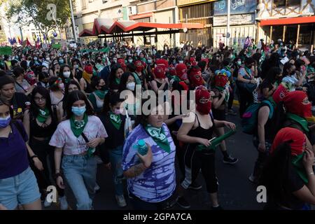 Santiago, Metropolitana, Chili. 28 septembre 2021. Des manifestants participent à un rassemblement à la Journée mondiale d'action pour l'avortement légal et sûr à Santiago, au Chili. Ce matin à Santiago, dans l'ancien Congrès national, la Chambre des députés a approuvé la dépénalisation de l'avortement, Il doit donc maintenant aller à la Commission pour les femmes et l'équité entre les sexes et être ensuite revoté à la Chambre des députés, avant de passer au Sénat. Le projet de loi fait encore face à un long processus avant qu'il ne devienne loi. (Credit image: © Matias Basualdo/ZUMA Press Wire) Banque D'Images