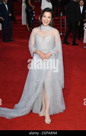 Londres, Royaume-Uni. 28 septembre 2021. 28 septembre 2021, Londres, Royaume-Uni Michelle Yeoh arrivée à la première mondiale No Time to Die, The Royal Albert Hall, Londres. Crédit : Doug Peters/Alamy Live News Banque D'Images