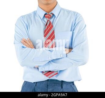 Homme dans la chemise à manches longues vêtements gardant les bras croisés tout en se tenant isolat sur fond blanc Banque D'Images