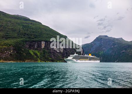 Paquebot de croisière sur le Geirangerfjord avec des montagnes en Norvège. Banque D'Images