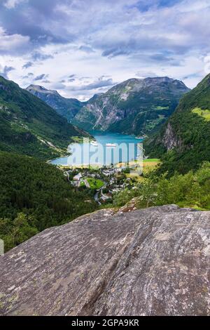 Vue de l'Geirangerfjord avec montagnes en Norvège. Banque D'Images