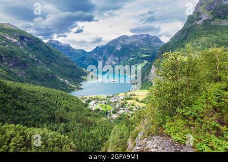 Vue de l'Geirangerfjord avec montagnes en Norvège. Banque D'Images